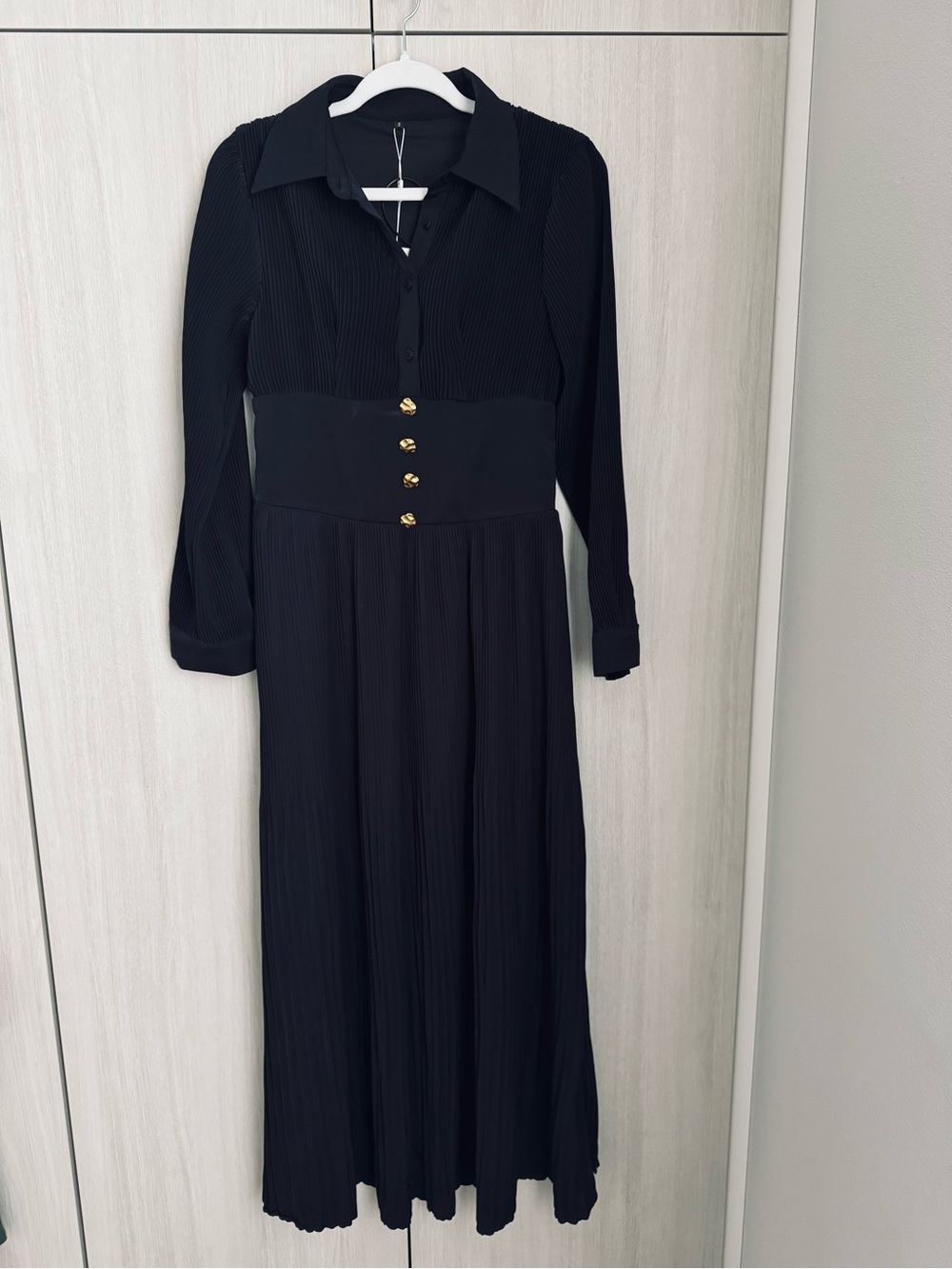 Elegant Black Pleated Maxi Dress with Buttoned Waist Sz S - Picture 3 of 10